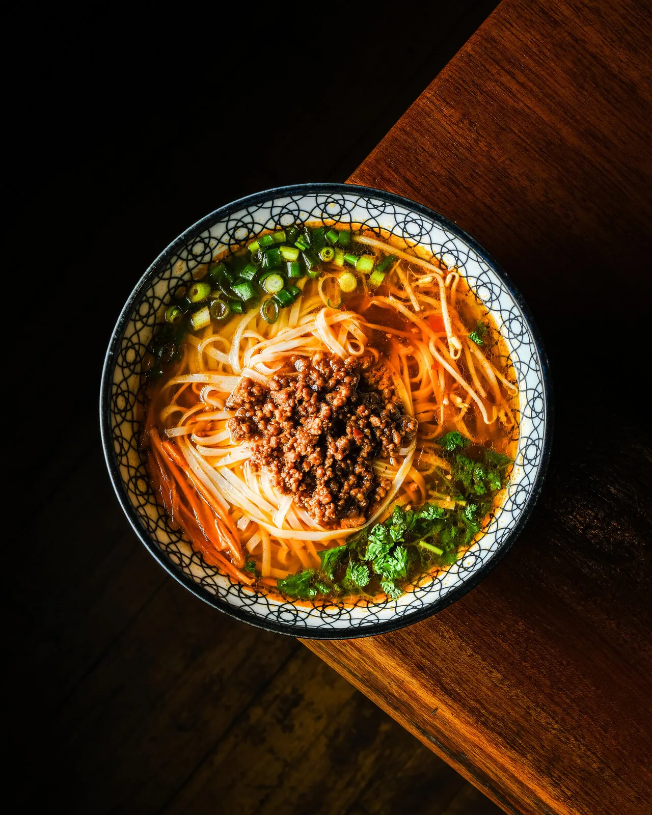 Bol de ramen picante visto desde arriba